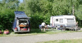 Beurteilung des Platzes: Der Platz ist schön direkt an der Altmühl und es gibt viele Bäume für Schatten. Das Sanitärgebäude ist ca. 20 Jahre alt. Warmduschen kosten nichts extra, allerdings kommt bei den meisten Duschen nicht besonders viel Wasser. Der Platz wird von Nordlichtern gerne als Übernachtungsplatz genutzt, d.h. der große Vorplatz wird jede Nacht voll. 2010 hat eine Übernachtung ca. 26 Euro gekostet. Wir empfinden das als sehr hoch.