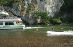 Am Eingang der Schlucht gibt es links eine Kiesbank. Auch hier ist ein Halt für eine Badepause Pflicht. Vielleicht möchte auch schon das getrunkene Bier wieder entsorgt werden.