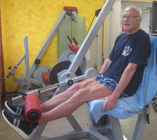 Nach der Knie-OP macht Walter im Januar und Februar intensiv Übungen in der Physiotherapie Mohr. Muskeln müssen neu aufgebaut werden.