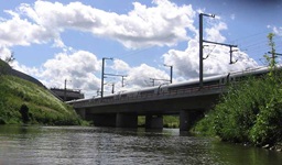Neben der Autobahnbrücke (Nürnberg-München) gibt es auch eine Brücke für die ICEs über die Altmühl und welch Zufall: 2009 brauste gerade so ein Ungetüm vorbei.