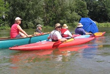 Aber dann sind wir auch noch auf die Donau gekommen. Mit Rückenwind und Regenschirm braucht man keine Paddel.