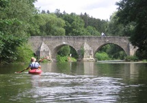 Hier eine Brücke aus dem Mittelalter (1432 erstmals urkundlich erwähnt) mit nachfolgendem Brückenschwall.