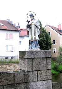 In dieser Gegend findet man fast auf jeder Brücke den Heiligen Nepomuk. Hier eine Ausgabe auf einer recht neuen Brücke in Cham.