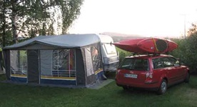 Wir waren eine Woche zu Gast auf dem Campingplatz Nittenau in der Oberpfalz. In einem verregneten August haben wir wettermäßig sicherlich die beste Woche erwischt.Dieser vorwiegend mit Dauercampern bestückte Platz ist neben dem öffentlichen Schwimmbad, das wir leider nicht genutzt haben. Der Weg zu den Sanitärgebäuden war von uns aus recht weit.Die Preise in der Gastronomie sind in dieser Gegend noch erträglich. Wo kann man bei uns noch für 7 bis 8 Euro ein richtig gutes Essen bekommen.