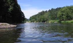 Von Blaibach bis Chamerau fließt der Regen in einem hübschen Tal. Bereits hier zeigen sich manchmal die für den Regen typischen runden Felsen im Flussbett. Der Fluss ist hier mit Leihbooten recht bevölkert.